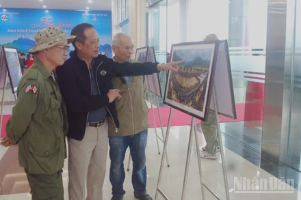 Nhiều tác phẩm ảnh xuất sắc đã được chọn treo, trao giải thưởng tại liên hoan ảnh khu vực miền núi phía bắc.