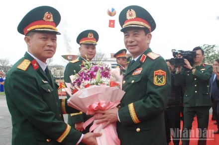 Đại tướng Phan Văn Giang, Bộ trưởng Quốc phòng tặng hoa cho đơn vị tiếp nhận tân binh.
