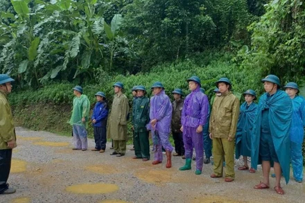 Triển khai lực lượng tìm kiếm nạn nhân mất tích do lũ quét. Ảnh: Bộ Chỉ huy Quân sự tỉnh Cao Bằng.