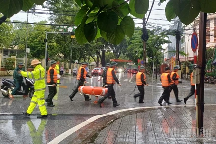 Lực lượng chức năng cơ động, giúp người dân khắc phục hậu quả mưa lũ.