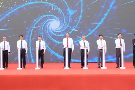 Các đại biểu ấn nút khởi động, chính thức vận hành Cửa khẩu quốc tế Tà Lùng (Việt Nam)-Thủy Khẩu (Trung Quốc). Ảnh: Báo Cao Bằng