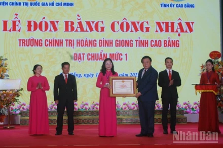 Đồng chí Nguyễn Xuân Thắng trao Bằng công nhận Trường chính trị Hoàng Đình Giong, tỉnh Cao Bằng, đạt chuẩn mức độ 1.