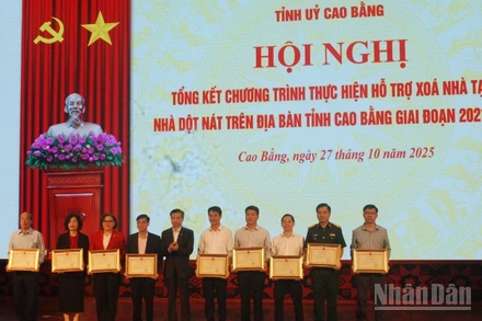 Lãnh đạo tỉnh Cao Bằng trao Bằng khen cho các tập thể có nhiều đóng góp thực hiện chương trình.
