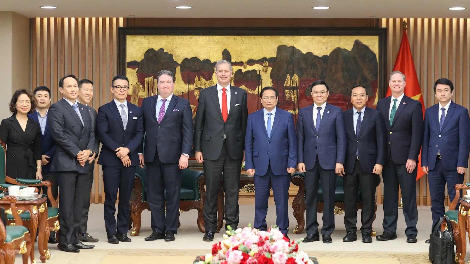 Thủ tướng Phạm Minh Chính và ông Steven Kobos, Chủ tịch kiêm Giám đốc điều hành Tập đoàn Excelerate Energy (Hoa Kỳ).