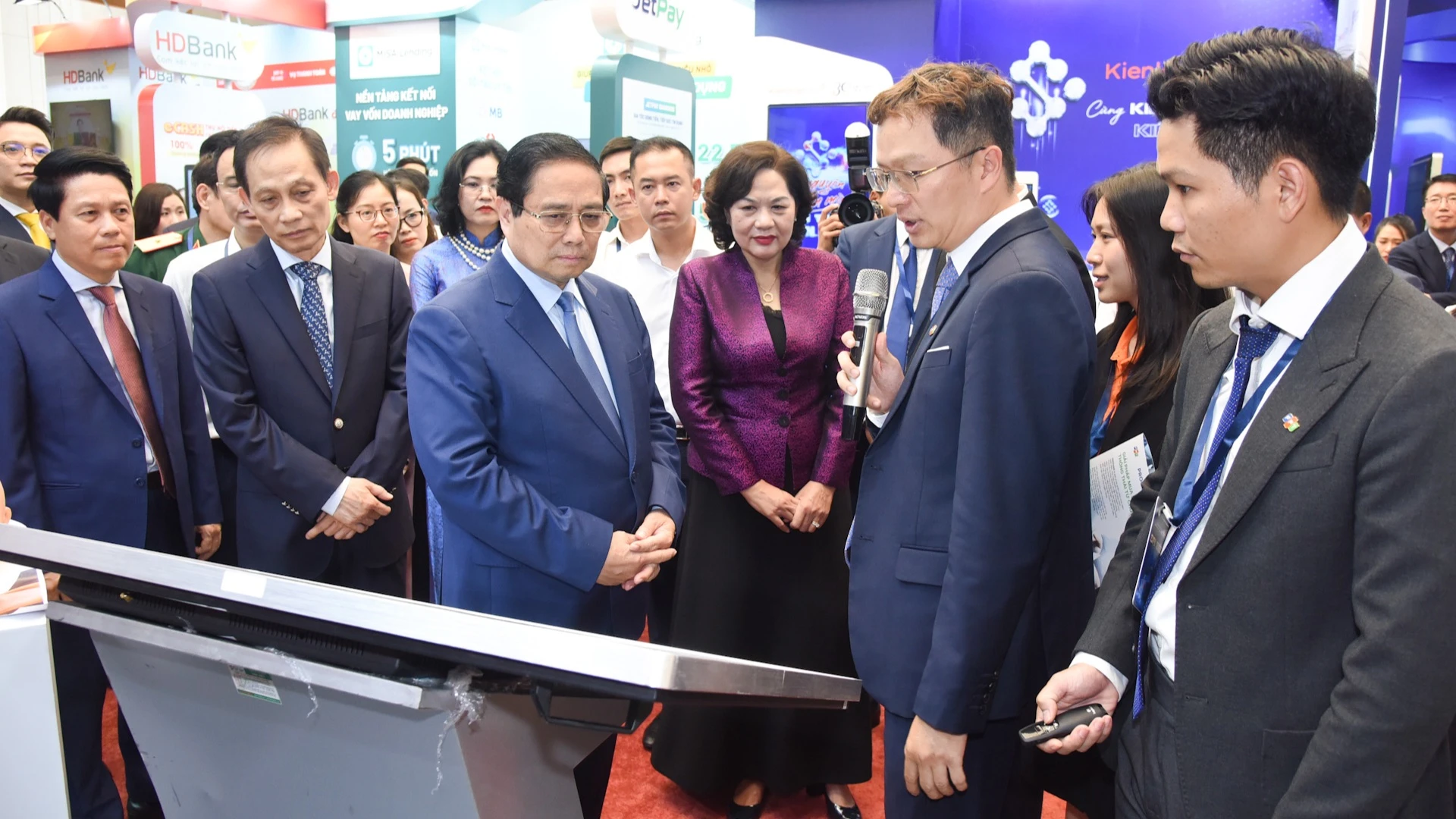 Thủ tướng Phạm Minh Chính dự sự kiện “Chuyển đổi số ngành ngân hàng năm 2025”.