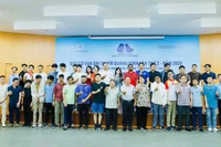 Ban tổ chức chụp ảnh lưu niệm với lãnh đạo và vận động viên các đoàn tham gia giải.