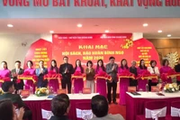 Các đại biểu cắt băng khai mạc Hội sách, báo Xuân Bính Ngọ 2026.