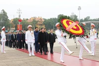 Đoàn cán bộ ngành Nội chính Đảng do đồng chí Phan Đình Trạc, Ủy viên Bộ Chính trị, Bí thư Trung ương Đảng, Trưởng Ban Nội chính Trung ương làm Trưởng đoàn vào Lăng viếng Chủ tịch Hồ Chí Minh. (Ảnh: ĐẶNG PHƯỚC)