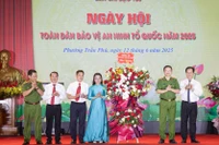 Thiếu tướng Nguyễn Hồng Ky, Phó Giám đốc Công an thành phố Hà Nội tặng hoa chúc mừng Ngày hội.