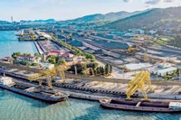 Toàn cảnh hệ thống bốc, rót than của Công ty tuyển than Cửa Ông - TKV tại Cảng Cẩm Phả.
