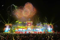 Sân khấu hoành tráng và pháo hoa rực rỡ khiến khán giả bùng nổ.