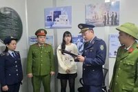 Lực lượng Công an và Quản lý thị trường tiến hành kiểm tra tại xưởng sản xuất mỹ phẩm giả do Vũ Thị Thu Hà cầm đầu.