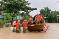 Lực lượng chức năng chuẩn bị mọi vật lực để di dời người dân.