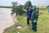 Ban Chỉ huy Phòng thủ khu vực 5-Ayun Pa và chính quyền địa phương chỉ đạo công tác ứng cứu người dân bị cô lập do mưa lũ. (Ảnh HUY BẮC).