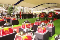 Dâng hoa, dâng hương tưởng niệm các Anh hùng liệt sĩ. 