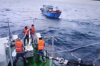 Lực lượng chức năng kêu gọi tàu, thuyền vào nơi tránh bão.