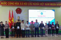 Trao tặng thẻ Bảo hiểm y tế cho những người có hoàn cảnh khó khăn tại xã Phù Mỹ Bắc.