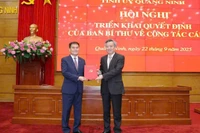 Đồng chí Nguyễn Quang Dương, Phó Trưởng Ban Tổ chức Trung ương, trao Quyết định cho đồng chí Bùi Văn Khắng, Phó Bí thư Tỉnh ủy Quảng Ninh.