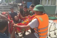 Anh Phạm Văn Thanh được Bộ đội Biên phòng Cô Tô đưa vào bờ an toàn.