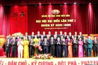 Các đại biểu Trung ương và tỉnh tặng hoa chúc mừng Ban Chấp hành Đảng bộ đặc khu Vân Đồn lần thứ I, nhiệm kỳ 2025-2030.