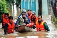 Lực lượng cứu hộ, cứu nạn đưa người dân ra khỏi vùng bị ngập. (Ảnh: VŨ TÂN-NGUYỄN TRUNG)