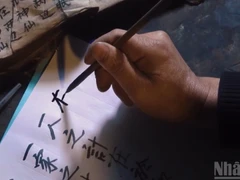 Giấy bản được dùng để ghi chép tri thức dân gian, lễ nghi và phong tục, lưu giữ những ký ức văn hóa cộng đồng.