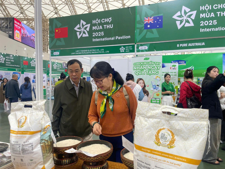 Hội chợ Mùa Thu 2025 còn trở thành “cầu nối” giao thương quốc tế. ed9cdc95ff2e72702b3fsua.jpg