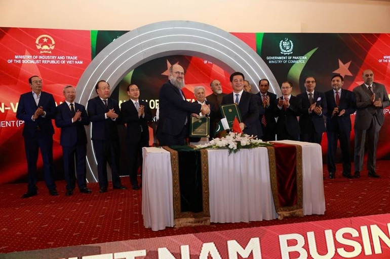 Bộ trưởng Nguyễn Hồng Diên và Ngài Jam Kamal Khan, Bộ trưởng Thương mại Pakistan đã chính thức ký Tuyên bố chung khởi động đàm phán Thỏa thuận Thương mại Ưu đãi (PTA) Việt Nam-Pakistan. 1760449923705-1893.jpg