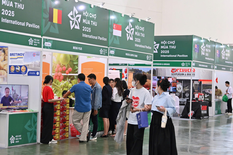 Sự xuất hiện của các gian hàng quốc tế mang đến một không gian giao thương sôi động, đa sắc màu và đậm tính quốc tế. d88ffc97-9772-4630-9ba0-aefd32d64bad.jpg