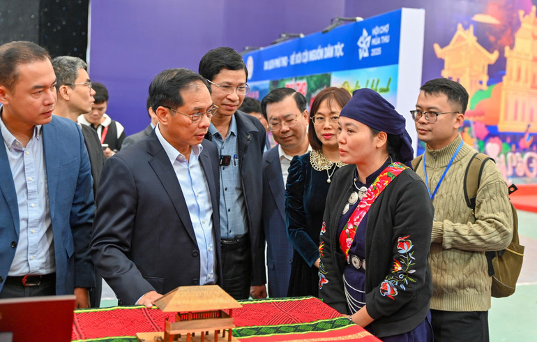 Phó Thủ tướng Bùi Thanh Sơn thăm quan một số gian hàng trong Hội chợ. a6.jpg