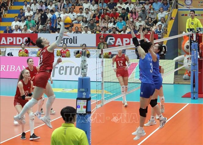 Pha tấn công uy lực của vận động viên đội CLB Korabelka (Nga) trước đội tuyển bóng chuyền nữ Việt Nam. (Ảnh: Hoàng Hùng/TTXVN) Pha tấn công uy lực của vận động viên đội CLB Korabelka (Nga) trước đội tuyển bóng chuyền nữ Việt Nam. (Ảnh: Hoàng Hùng/TTXVN)