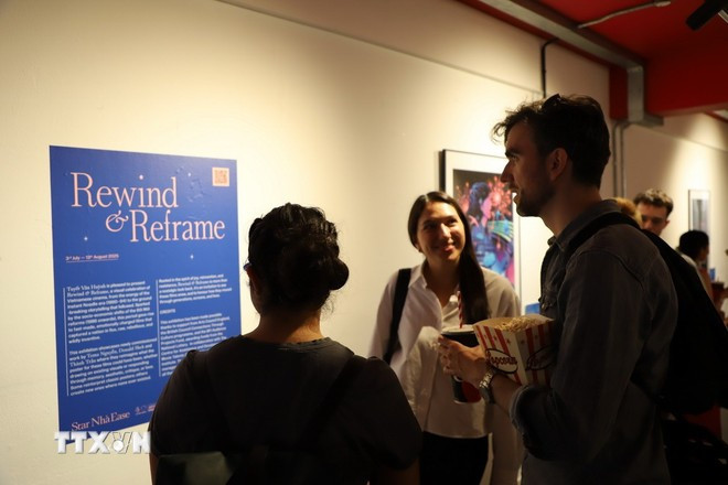 Nhiều khán giả xem triển lãm “Rewind and Reframe” bên ngoài phòng chiếu phim trong lễ khai mạc liên hoan. (Ảnh: Phong Hà/TTXVN) Nhiều khán giả xem triển lãm “Rewind and Reframe” bên ngoài phòng chiếu phim trong lễ khai mạc liên hoan. (Ảnh: Phong Hà/TTXVN)
