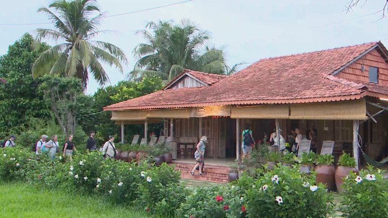 Nhà gỗ truyền thống làng quê ở Homestay Út Trinh. img-9724.jpg