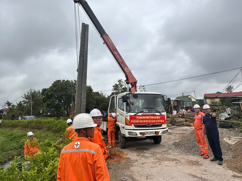 Các đơn vị trong EVNNPC đã nỗ lực khôi phục, cấp điện trở lại cho người dân vùng bị ảnh hưởng bão. 1094791657840411986-1.jpg
