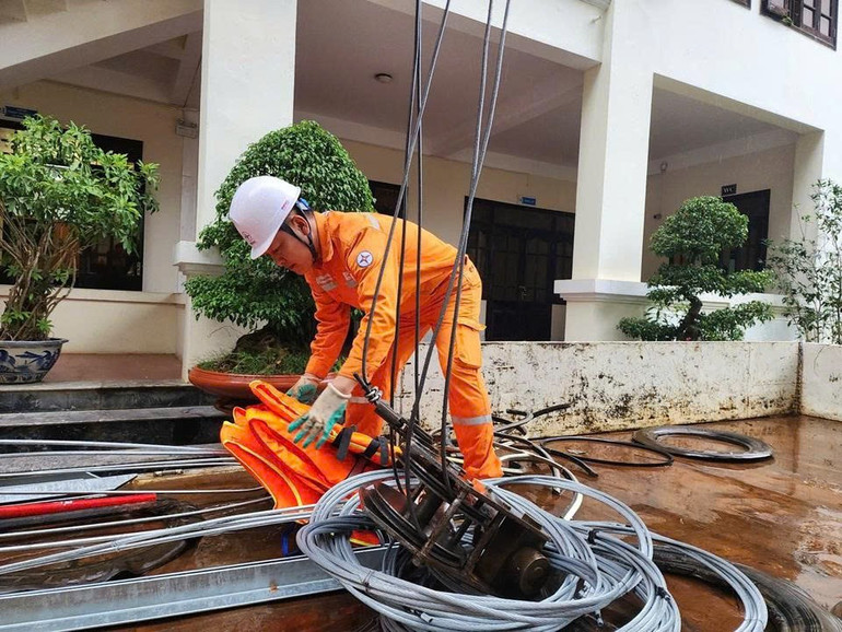 Đoàn công tác gồm những cán bộ, công nhân có kinh nghiệm, được trang bị đầy đủ phương tiện, thiết bị đã lên đường đến các địa phương bị ảnh hưởng. 94b66d30c58d4dd3149c.jpg