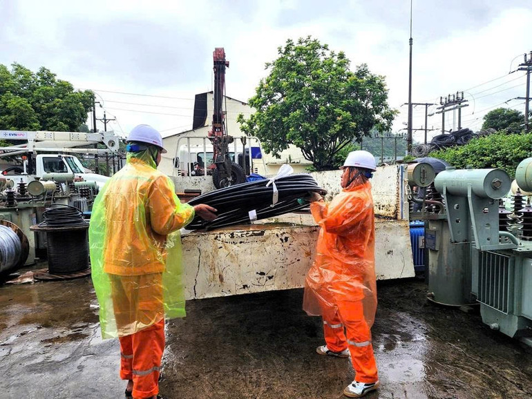 Đoàn công tác gồm những cán bộ, công nhân có kinh nghiệm, được trang bị đầy đủ phương tiện, thiết bị đã lên đường đến các địa phương bị ảnh hưởng. f69e521efaa372fd2bb2.jpg