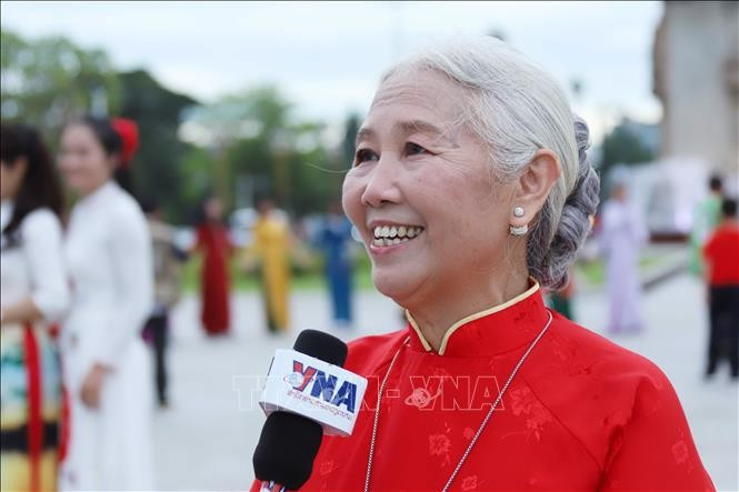 Bà Hoàng Thị Hoa, kiều bào tại Lào cảm thấy vô cùng vui mừng và bồi hồi khi được tham gia sự kiện. (Ảnh: Xuân Tú/PV TTXVN tại Lào) Bà Hoàng Thị Hoa, kiều bào tại Lào cảm thấy vô cùng vui mừng và bồi hồi khi được tham gia sự kiện. (Ảnh: Xuân Tú/PV TTXVN tại Lào)