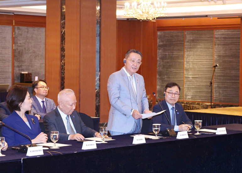 Ông Chang Ho Ick, Chủ tịch Hội những người Hàn Quốc yêu Việt Nam, đại diện những người bạn Hàn Quốc phát biểu tại buổi gặp mặt. (Ảnh: Thống Nhất/TTXVN) 06df3fd730b5b8ebe1a4.jpg
