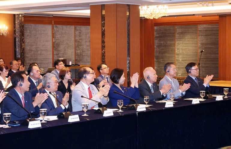 Ông Chang Ho Ick, Chủ tịch Hội những người Hàn Quốc yêu Việt Nam, đại diện những người bạn Hàn Quốc phát biểu tại buổi gặp mặt. (Ảnh: Thống Nhất/TTXVN) d7a396519833106d4922.jpg