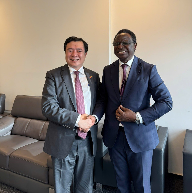 Thứ trưởng Nguyễn Sinh Nhật Tân chụp hình lưu niệm với Bộ trưởng Serigne Gueye Diop. tkyket233.jpg