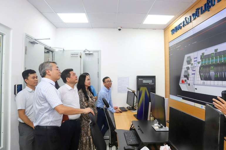 Bộ trưởng Nguyễn Hồng Diên và đoàn công tác đã đi kiểm tra Trung tâm Dữ liệu Bộ Công thương. ttdulieu25.jpg