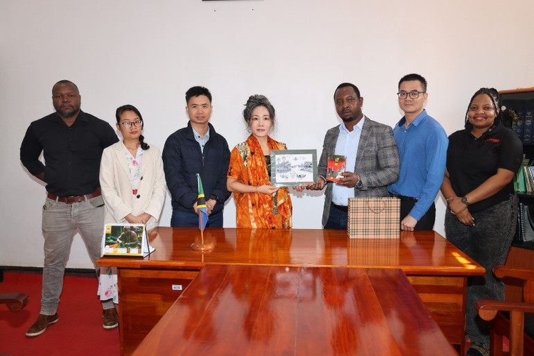 Đoàn làm việc với Quận trưởng Lushoto. lam-viec-voi-quan-truong-lushoto-3-5738.jpg
