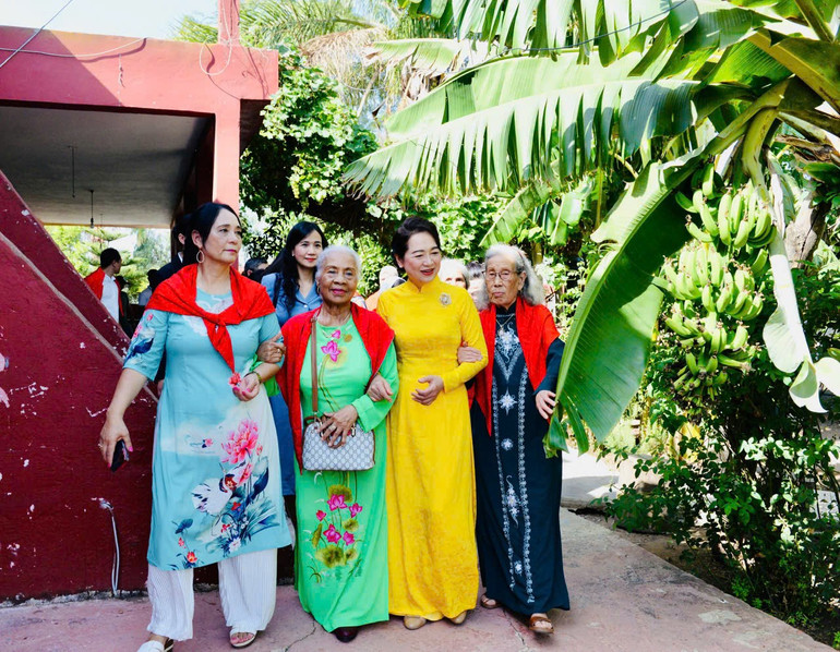 Phu nhân Nguyễn Thị Thanh Nga cùng các đại biểu đến thăm nhà của bà con tại Làng Việt Nam. phunhanctqh2.jpg