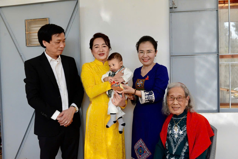 Phu nhân Nguyễn Thị Thanh Nga cùng các đại biểu đến thăm nhà của bà con tại Làng Việt Nam. daad4f923684bfdae695.jpg