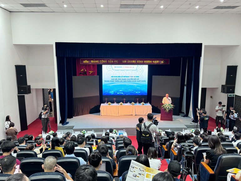 Hội nghị “Ứng dụng chuyển đổi số trong phát triển các sản phẩm OCOP xuất khẩu". hoi-nghi18.jpg