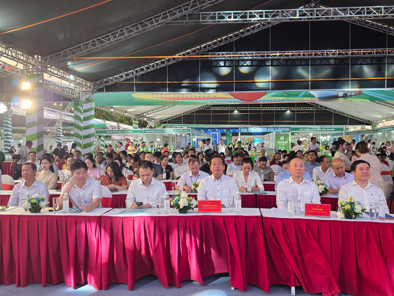 ผู้แทนเข้าร่วมพิธีเปิดงานนิทรรศการ 20250801-182031.jpg