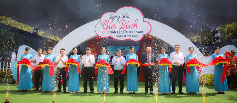 Khai mạc “Ngày hội Gia đình - Tuần lễ sữa tươi sạch 2025”. 0x8a2761.jpg