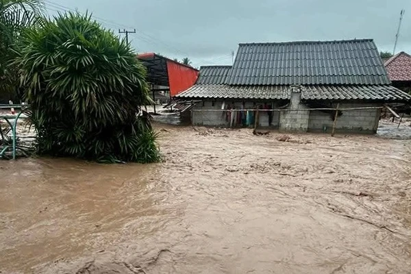 Nhiều địa phương ở miền bắc và miền trung của Lào đang ngập lụt do mưa lớn kéo dài. Ảnh: Vientiane Times