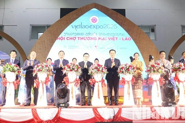 Các đại biểu cắt băng khai mạc Hội chợ thương mại Việt-Lào năm 2025. (Ảnh: HẢI TIẾN)