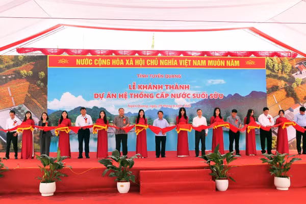Các đồng chí lãnh đạo tỉnh Tuyên Quang cắt băng khánh thành dự án hệ thống cấp nước suối Sửu.